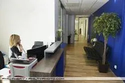 Accueil d'une entreprise avec secrétaire au comptoir, photo des locaux pour un site internet