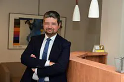 Portrait d'un dirigeant dans ses bureaux, photo professionnelle pour un site d'entreprise