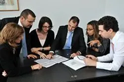 Réunion d'équipe en entreprise, photo de reportage pour illustrer un site internet